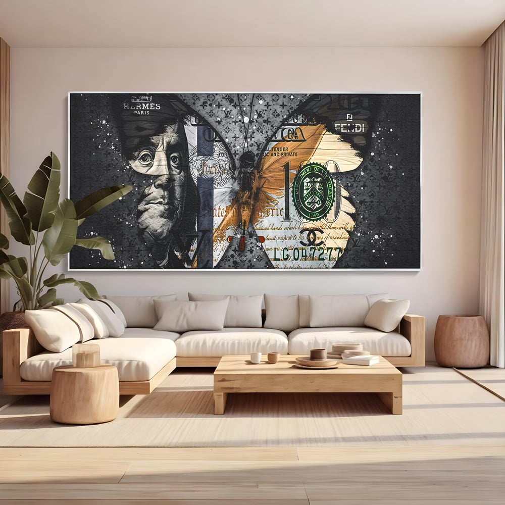 Tablou canvas cu tablou canvas cu fluture din bani, in rama de aluminiu argintiu, pe perete intr-un living